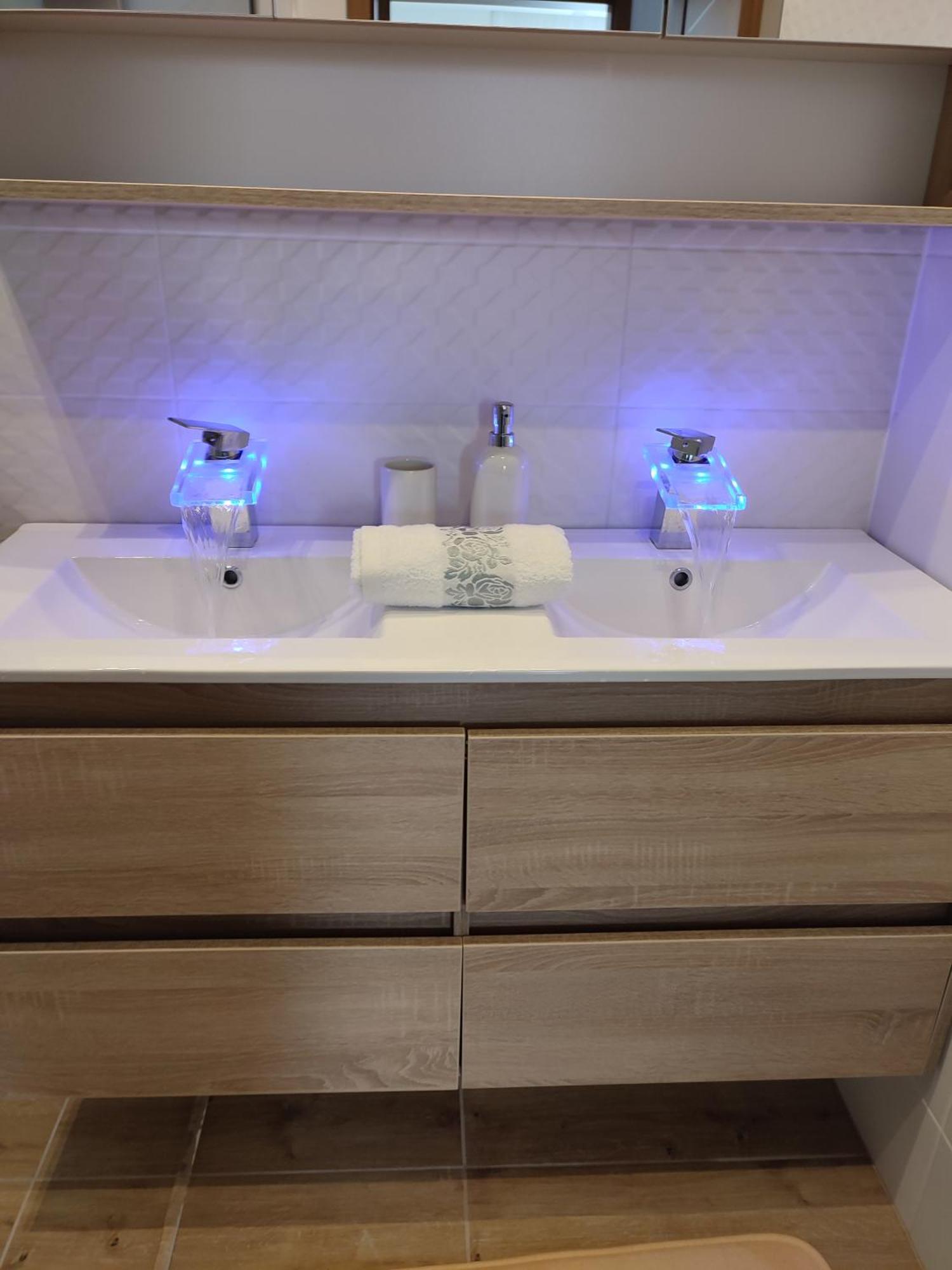 Gamma Es Jakuzzi Apartment *